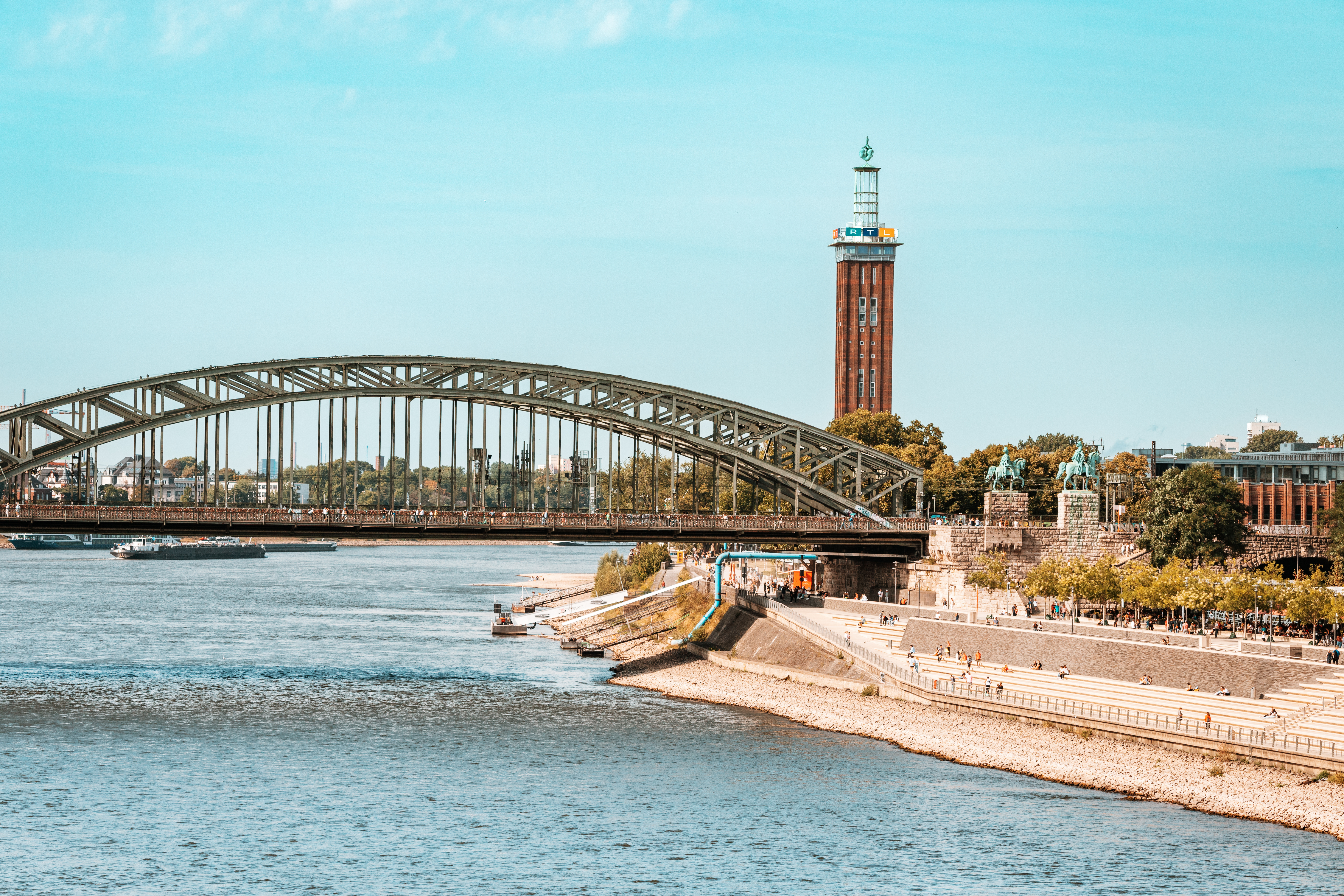 Abbildung zeigt RTL-Turm und Brücke über den Fluss Rhein