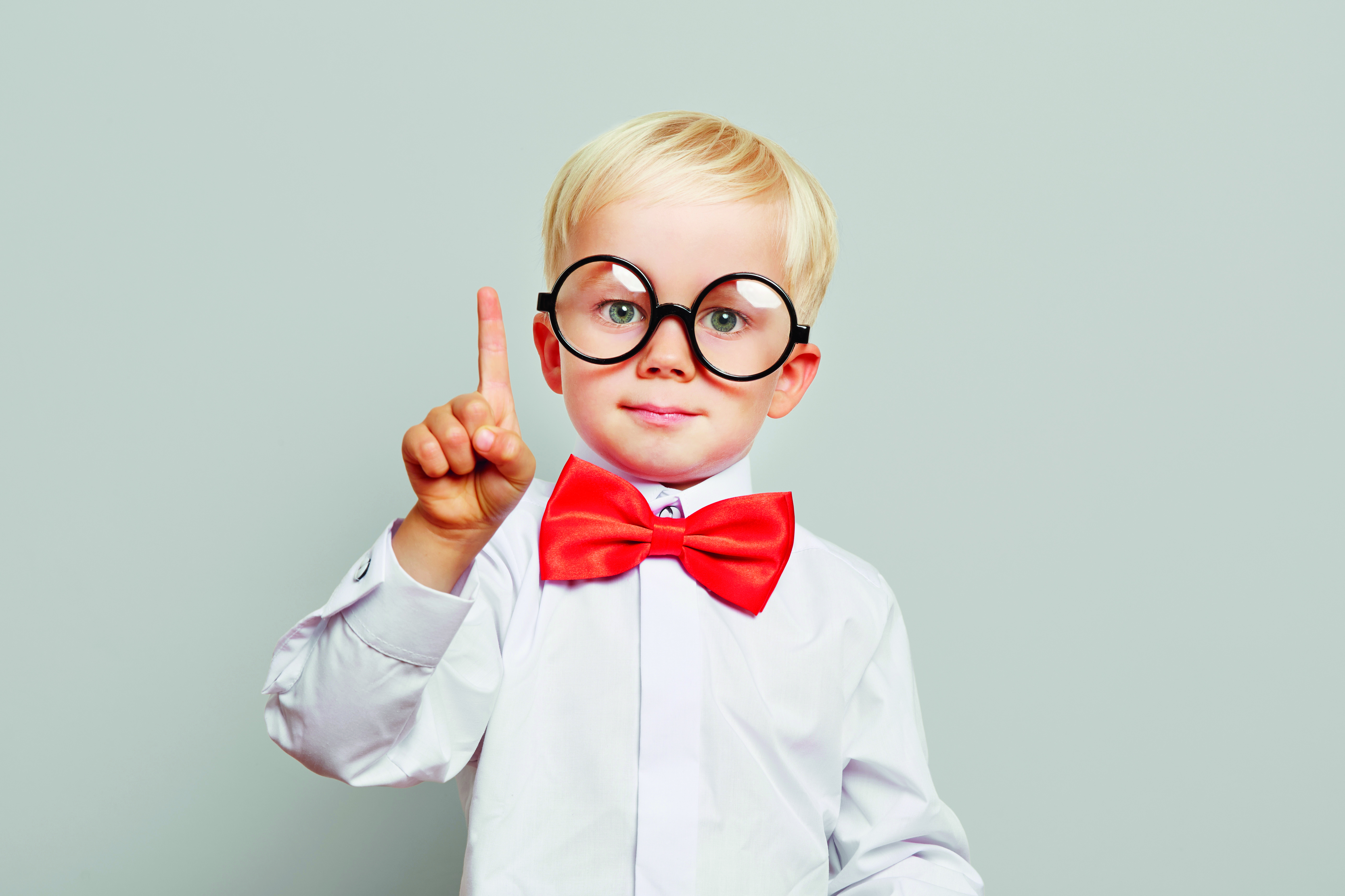 Abbildung zeigt Kind mit Brille und erhobenem Zeigefinger
