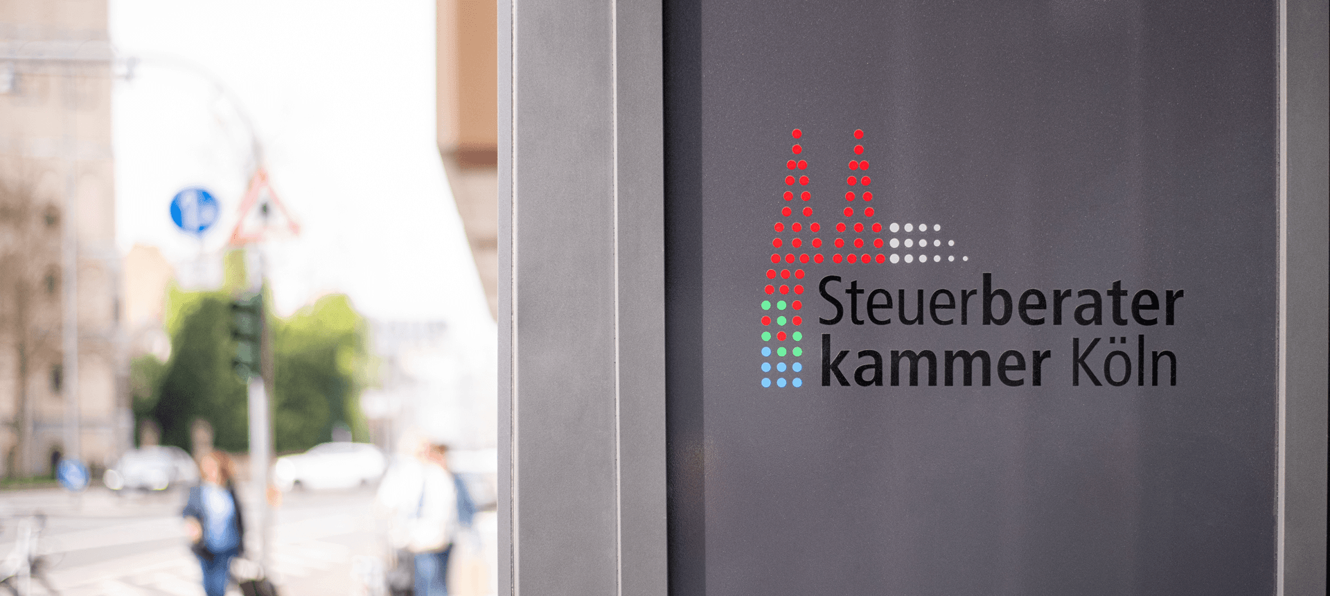 Eingangsbereich der Steuerberaterkammer Köln mit Abbildung des Logos