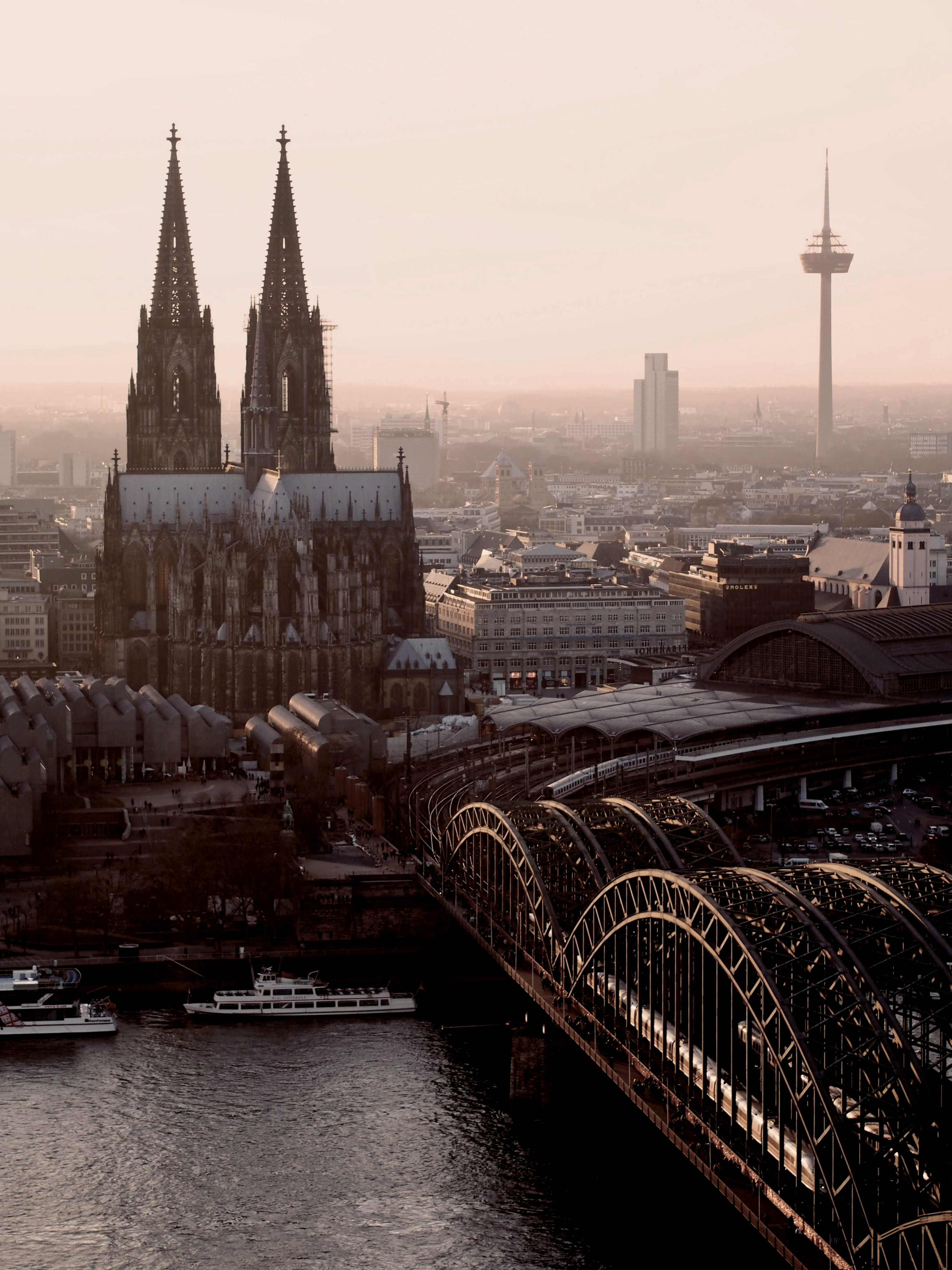Bild des Kölner Dom beim Sonnenuntergang