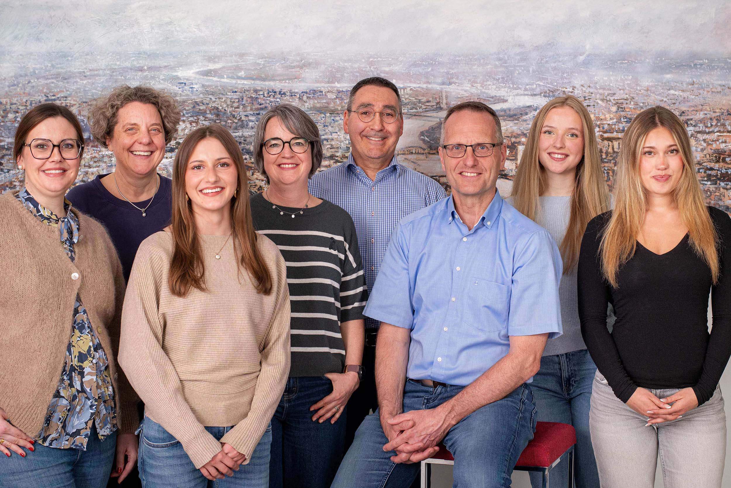 Gruppenbild von 8 Beschäftigten der Steuerberaterkammer Köln