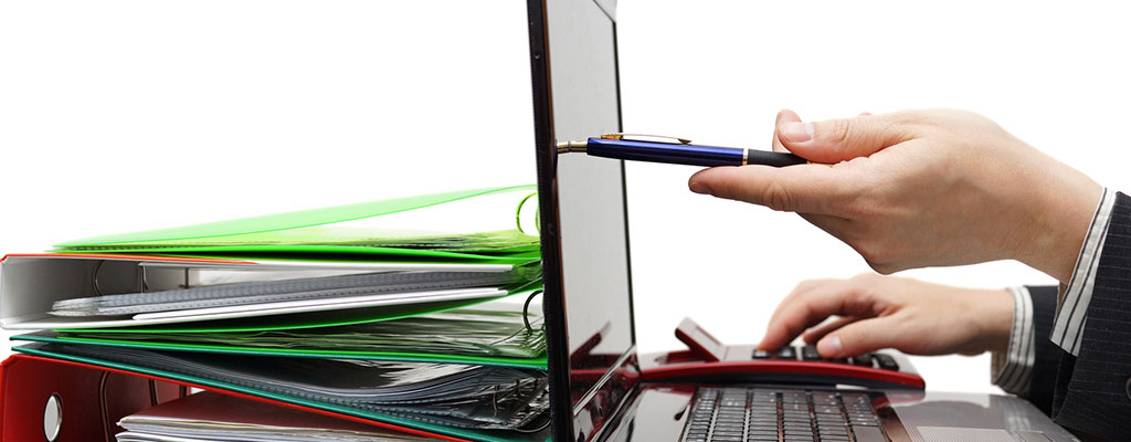 Abbildung zeigt arbeitende Person vor Laptop