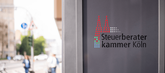 Eingangsbereich der Steuerberaterkammer Köln mit Abbildung des Logos